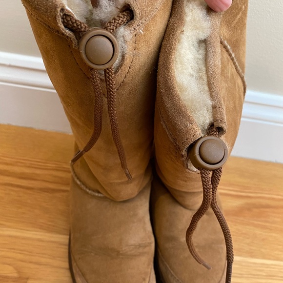 UGG shearling lined boots. - Picture 2 of 6